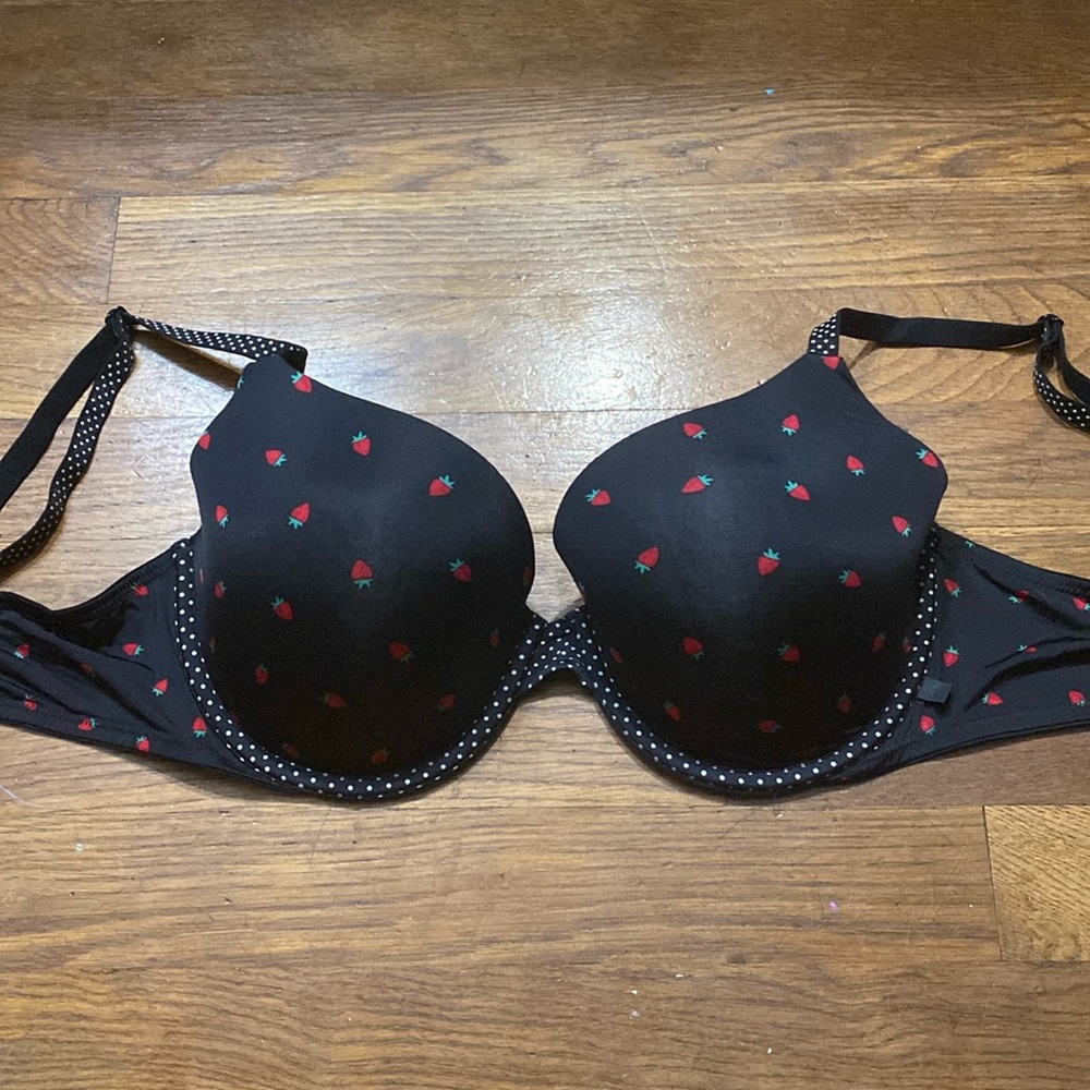 Super cute strawberry Y2K Victoria Secret bra! 🖤🍓
